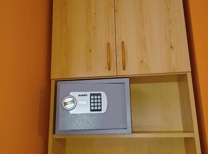 Eva Apartmanhaz בית הארחה 4*