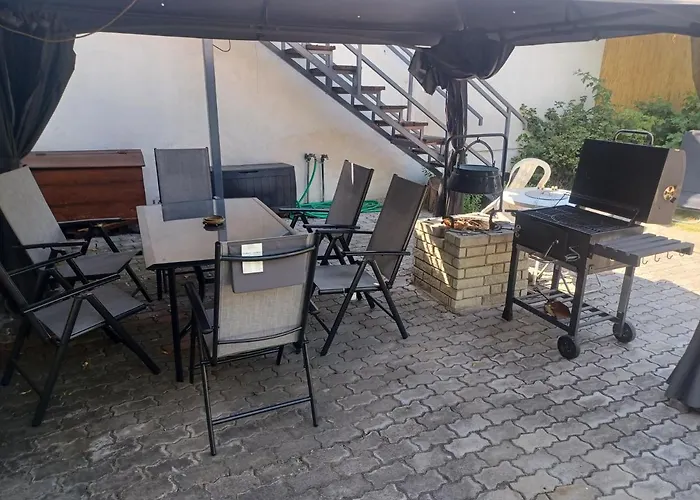 Eva Apartmanhaz בית הארחה 4*