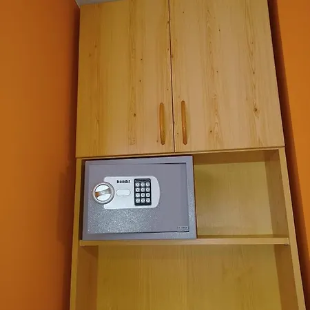 Eva Apartmanhaz בית הארחה 4*