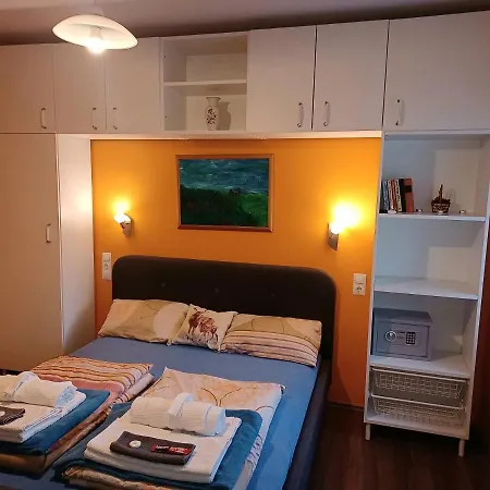 Eva Apartmanhaz בית הארחה 4*