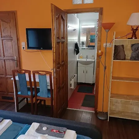 Eva Apartmanhaz בית הארחה 4*