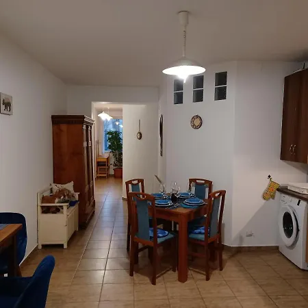 Eva Apartmanhaz בית הארחה אגר