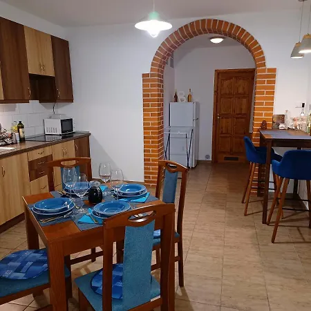 Eva Apartmanhaz בית הארחה אגר