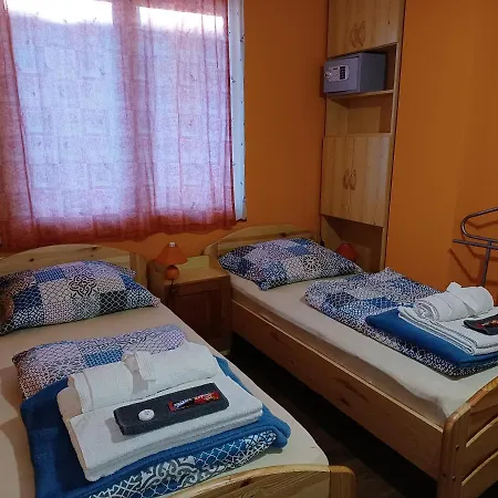 Eva Apartmanhaz בית הארחה אגר