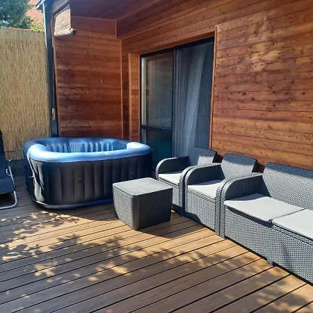 Eva Apartmanhaz בית הארחה 4*