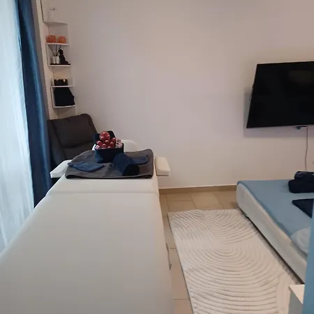 Eva Apartmanhaz בית הארחה 4*