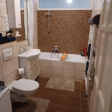 Eva Apartmanhaz בית הארחה אגר