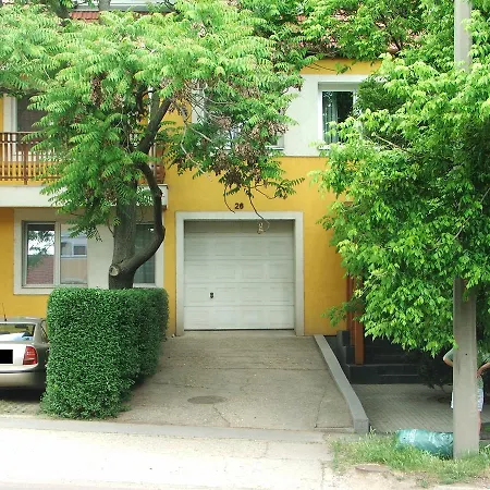 Eva Apartmanhaz אגר